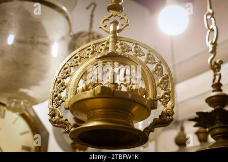 Kupfer- und Messinggegenstände, die von Königen und Bürgern in Sri Lanka vor der Unabhängigkeit verwendet wurden. Diese Kupfer- und Messingmetallprodukte sind mehr als 100 Stockfoto