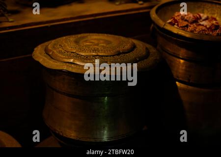 Kupfer- und Messinggegenstände, die von Königen und Bürgern in Sri Lanka vor der Unabhängigkeit verwendet wurden. Diese Kupfer- und Messingmetallprodukte sind mehr als 100 Stockfoto