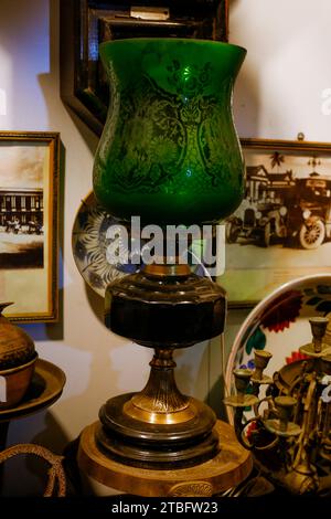 Kupfer- und Messinggegenstände, die von Königen und Bürgern in Sri Lanka vor der Unabhängigkeit verwendet wurden. Diese Kupfer- und Messingmetallprodukte sind mehr als 100 Stockfoto