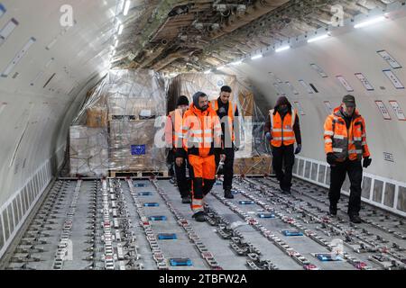 Oostende, Belgien. Dezember 2023. Die Abbildung zeigt den Abflug eines Flugzeugs mit humanitären Hilfsgütern für den Gazastreifen vom Regionalflughafen Oostende am Donnerstag, den 07. Dezember 2023. Das Flugzeug bringt die Güter nach Ägypten, von wo aus LKWs die Hilfe nach Gaza fahren. BELGA FOTO KURT DESPLENTER Credit: Belga Nachrichtenagentur/Alamy Live News Stockfoto