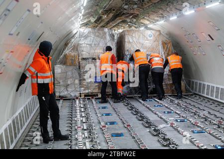 Oostende, Belgien. Dezember 2023. Die Abbildung zeigt den Abflug eines Flugzeugs mit humanitären Hilfsgütern für den Gazastreifen vom Regionalflughafen Oostende am Donnerstag, den 07. Dezember 2023. Das Flugzeug bringt die Güter nach Ägypten, von wo aus LKWs die Hilfe nach Gaza fahren. BELGA FOTO KURT DESPLENTER Credit: Belga Nachrichtenagentur/Alamy Live News Stockfoto