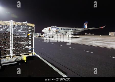 Oostende, Belgien. Dezember 2023. Die Abbildung zeigt den Abflug eines Flugzeugs mit humanitären Hilfsgütern für den Gazastreifen vom Regionalflughafen Oostende am Donnerstag, den 07. Dezember 2023. Das Flugzeug bringt die Güter nach Ägypten, von wo aus LKWs die Hilfe nach Gaza fahren. BELGA FOTO KURT DESPLENTER Credit: Belga Nachrichtenagentur/Alamy Live News Stockfoto