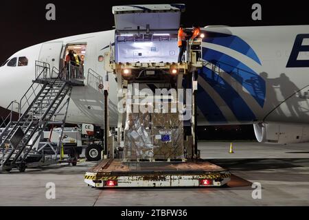 Oostende, Belgien. Dezember 2023. Die Abbildung zeigt den Abflug eines Flugzeugs mit humanitären Hilfsgütern für den Gazastreifen vom Regionalflughafen Oostende am Donnerstag, den 07. Dezember 2023. Das Flugzeug bringt die Güter nach Ägypten, von wo aus LKWs die Hilfe nach Gaza fahren. BELGA FOTO KURT DESPLENTER Credit: Belga Nachrichtenagentur/Alamy Live News Stockfoto