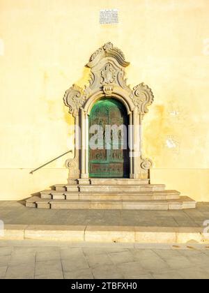 Tür des Santuario Diocesiano San Vito in riva di Mare (Diözesanheiligtum San Vito am Meer) - Mazara del Vallo, Sizilien, Italien Stockfoto