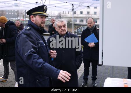 Duisburg, Deutschland. Dezember 2023. Christoph Meurers zeigt dem Nordrhein-westfälischen Innenminister Herbert Reul den neuen mobilen Videoüberwachungs-Trailer in Duisburg. Quelle: David Young/dpa/Alamy Live News Stockfoto