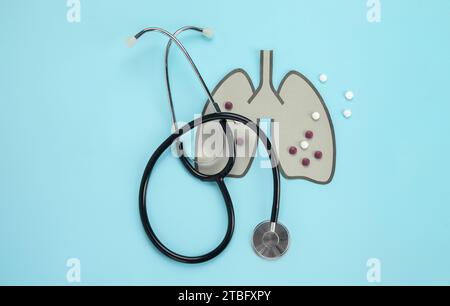 Lungen-Papier-dekoratives Modell mit medizinischem Stethoskop auf blauem Hintergrund. Welttuberkulose, Pneumonie, Atemwegserkrankungen Konzept. Draufsicht. Stockfoto