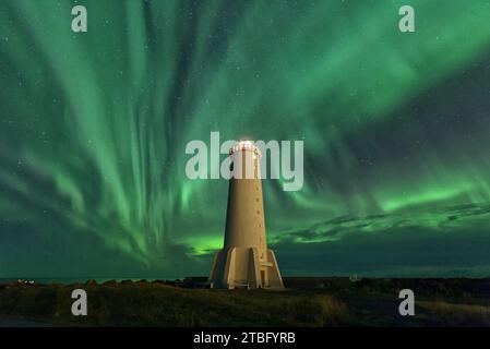 Die Nordlichter über einem Leuchtturm, Island Stockfoto