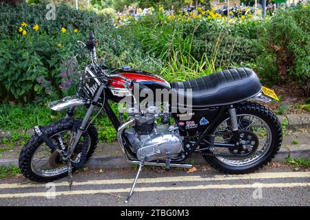 Das Royal Signals White Helmets Display, Triumph Tiger 750 Motorrad auf dem Calne Bike Meet Stockfoto