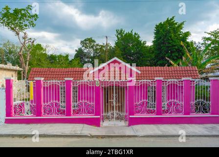 Valladolid, Yucatan, Mexiko, rosa Kolonialarchitektur auf der Straße, nur Editorial. Stockfoto