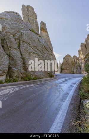 Die Straße zum Needles Eye Tunnel am Needles Highway im Custer State Park, South Dakota Stockfoto