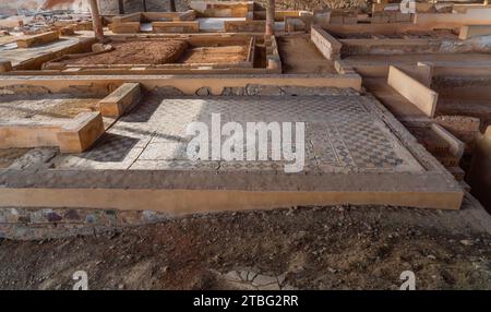 Archäologische Überreste des Bodens und der Böden verschiedener römischer Räume, deren Boden mit Mosaiken mit geometrischen Figuren aus dem Mitreo h verziert ist Stockfoto