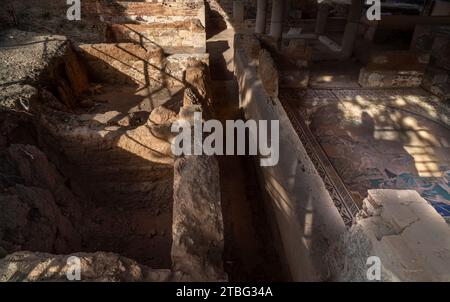 Römische archäologische Überreste von Räumen und ein kosmologisches oder kosmogonisches Mosaik kosmischer Malerei mit Personifizierungen der Natur aus dem Mitreo-Haus Stockfoto