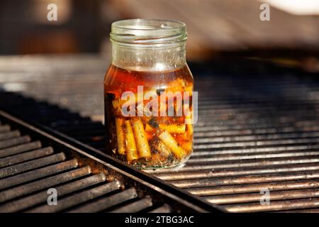 Viele Zigarettenkippen in einem Glas, super ekelhaft Stockfoto