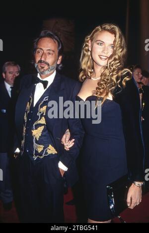 Regisseur Helmut Dietl mit Schauspielerin und Lebensgefährtin Veronica Ferres bei der Bambi Verleihung 1992 in Köln. Ferres erhielt den BAMBI Preis in der Kategorie Film National, als Darstellerin in Dietls Film: Schtonk. Stockfoto