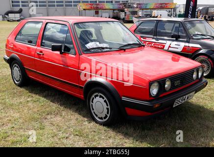 Dreiviertelansicht eines roten, Mk1, 1984, Volkswagen Golf GTI, auf der British Motor Show 2023 Stockfoto