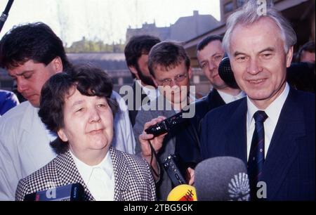 Die erste und letzte freie Wahl der DDR Volkskammer, Wahltag am 18. März 1990, Hans Modrow, Vorsitzender des Ministerrats der DDR mit Ehefrau Annemarie bei einem Interview. Stockfoto