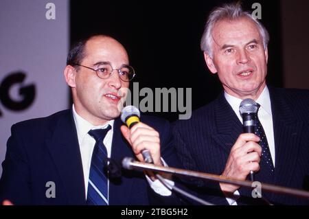 Die erste und letzte freie Wahl der DDR Volkskammer, Wahltag am 18. März 1990, Hans Modrow, Vorsitzender des Ministerrats der DDR mit Gregor Gysi, links, Rechtsanwalt und Vorsitzender der SED, die im Jahr 1990 in PDS Partei umbenannt wurde. Stockfoto