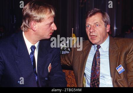 Herbert Wagner, CDU Politiker und Oberbürgermeister von Dresden, mit Partei-Kollege, Eberhard Diepgen, Regierender Bürgermeister von Berlin, beide beim Parteitag der CDU, 1991. Stockfoto