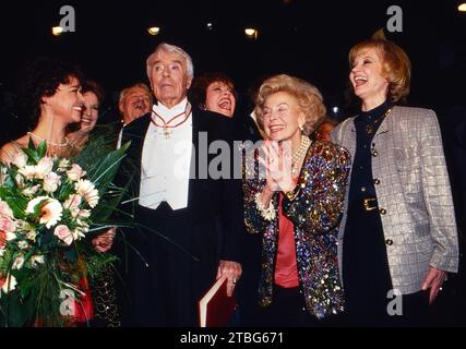 Schauspieler und Sänger Johannes Heesters erhielt den Verdienstorden des Landes Berlin am 5. Dezember 1993, darüber freuen sich Simone Rethel, links, Heesters Ehefrau, sowie die Schauspielerin Carola Höhn und Liselotte Pulver. Stockfoto