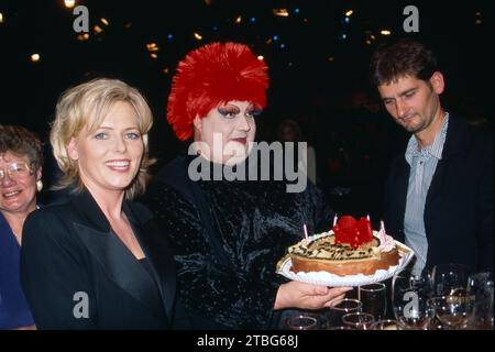 Jubiläum: 2000. Sendung der NDR Live Talksendung das! Bild: Moderatorin Eva Herman mit Travestiekünstler Ulla Trulla, um 1999. Stockfoto