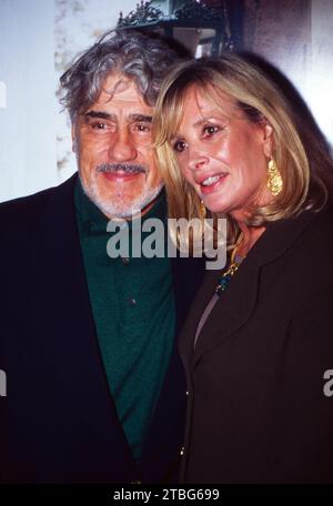 Schauspieler Mario Adorf beim Tanz mit Ehefrau Monique Faye, um 1996. Stockfoto