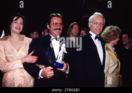 Bayerischer Filmpreis 1995 in München, Bild: Schauspielerin Martina Gedeck, Schauspieler und Preisträger Götz George mit Porzellanfigur Pierrot, Bayerns Ministerpräsident Edmund Stoiber. Stockfoto