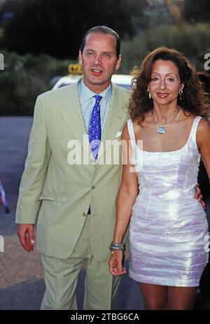 Vicky Leandros, deutsch griechische Sängerin, mit Ehemann Enno Freiherr von Ruffin, auf dem Weg zu einer Abendveranstaltung, Deutschland um 1998. Stockfoto