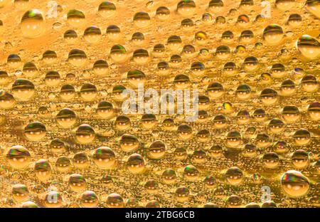 Ein abstrakter goldener Hintergrund mit Wassertropfen Stockfoto