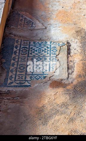 Archäologische Überreste des Bodens des Mithraeum-Hauses eines römischen Mosaiks mit blauen geometrischen Figuren, die eine fraktale Struktur eines Kreises bilden. Mit Stockfoto