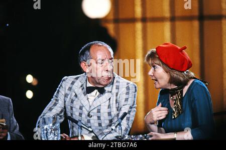 Dieter Didi Hallervorden, deutscher Schauspieler und Kabarettist, mit Partnerin Rotraud Schindler in einem Sketch, Deutschland um 1986. Stockfoto