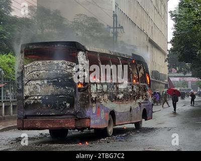 Dhaka, Bangladesch. Dezember 2023. Eine Gruppe nicht identifizierter Demonstranten zündete am 07. Dezember einen Personenbus von Taronga plus Paribahan in Shabagh in Dhaka in Bangladesch an. 2023. der Vorfall ereignete sich am Donnerstag, dem zweiten Tag der sechsten Blockade, die von der BNP und ihren gleichgesinnten Parteien einberufen wurde. Foto: Habibur Rahman/ABACAPRESS.COM Credit: Abaca Press/Alamy Live News Stockfoto