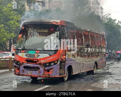 Dhaka, Bangladesch. Dezember 2023. Eine Gruppe nicht identifizierter Demonstranten zündete am 07. Dezember einen Personenbus von Taronga plus Paribahan in Shabagh in Dhaka in Bangladesch an. 2023. der Vorfall ereignete sich am Donnerstag, dem zweiten Tag der sechsten Blockade, die von der BNP und ihren gleichgesinnten Parteien einberufen wurde. Foto: Habibur Rahman/ABACAPRESS.COM Credit: Abaca Press/Alamy Live News Stockfoto