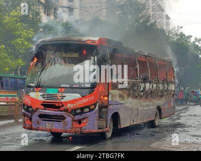 Dhaka, Bangladesch. Dezember 2023. Eine Gruppe nicht identifizierter Demonstranten zündete am 07. Dezember einen Personenbus von Taronga plus Paribahan in Shabagh in Dhaka in Bangladesch an. 2023. der Vorfall ereignete sich am Donnerstag, dem zweiten Tag der sechsten Blockade, die von der BNP und ihren gleichgesinnten Parteien einberufen wurde. Foto: Habibur Rahman/ABACAPRESS.COM Credit: Abaca Press/Alamy Live News Stockfoto