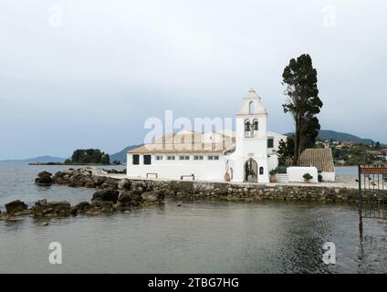 Korfu Stadt, Griechenland. Mai 2022. Kloster Vlacherna mit der kleinen Kirche Panagias Ton Vlachernon, Kirche der Jungfrau Maria, im Bezirk Kanoni der Stadt Korfu auf der Ionischen Insel Korfu in Griechenland. Im Hintergrund ist die Insel der Mäuse, Pondikonisi, zu sehen. Das Kloster Vlacherna und die Mausinsel gehören zu den meistfotografierten Orten auf Korfu. Quelle: Beate Schleep/dpa/Alamy Live News Stockfoto