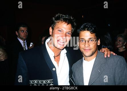 Fabian Harloff, deutscher Schauspieler, Hörspielsprecher, Synchronsprecher und Musiker, mit Schauspieler Patrick Bach, Deutschland um 1999. Stockfoto