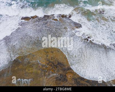 Bei Point Roadknight an der Great Ocean Road in Victoria, Australien, sehen Sie sanfte Wellen aus der Vogelperspektive Stockfoto