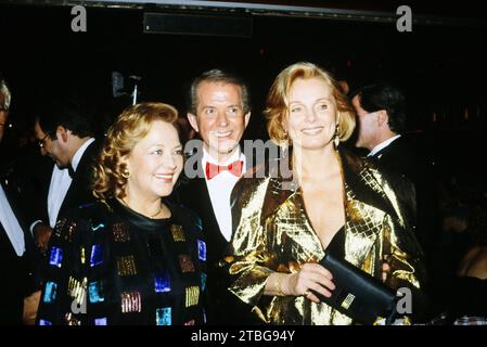 Lonny Kellner-Frankenfeld, ehemalige deutsche Schauspielerin und Sängerin, Rüdiger Janke und Schauspielerin Ruth Maria Kubitschek bei einer Abendveranstaltung, Deutschland um 1988. Stockfoto