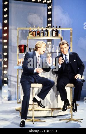 Roland Kaiser, deutscher Schlagersänger (links), mit Kollege Peter Alexander, Deutschland um 1982. Stockfoto