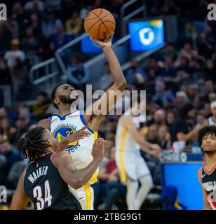 San Francisco, USA. Dezember 2023. Andrew Wiggins (Front R) von Golden State Warriors schießt den Ball während des NBA-Basketballspiels gegen Portland Trail Blazers in San Francisco (USA) am 6. Dezember 2023. Quelle: Dong Xudong/Xinhua/Alamy Live News Stockfoto