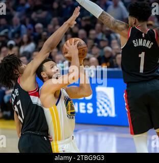 San Francisco, USA. Dezember 2023. Stephen Curry (C) von Golden State Warriors schießt den Ball während des NBA-Basketballspiels gegen Portland Trail Blazers in San Francisco (USA) am 6. Dezember 2023. Quelle: Dong Xudong/Xinhua/Alamy Live News Stockfoto