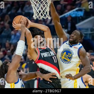 San Francisco, USA. Dezember 2023. Shaedon Sharpe (C) von Portland Trail Blazers schießt den Ball während des NBA-Basketballspiels gegen Golden State Warriors in San Francisco, USA, am 6. Dezember 2023. Quelle: Dong Xudong/Xinhua/Alamy Live News Stockfoto