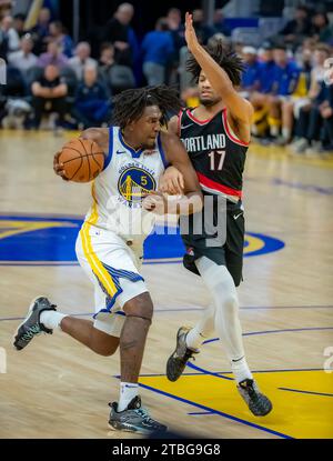 San Francisco, USA. Dezember 2023. Kevon Looney (L) von Golden State Warriors fährt den Ball während des NBA-Basketballspiels gegen Portland Trail Blazers in San Francisco, USA, am 6. Dezember 2023. Quelle: Dong Xudong/Xinhua/Alamy Live News Stockfoto