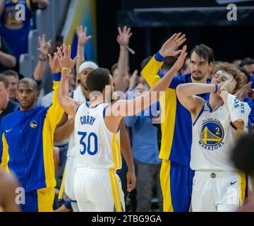 San Francisco, USA. Dezember 2023. Stephen Curry (vorne) von Golden State Warriors feiert während des NBA-Basketballspiels gegen Portland Trail Blazers in San Francisco, USA, am 6. Dezember 2023. Quelle: Dong Xudong/Xinhua/Alamy Live News Stockfoto