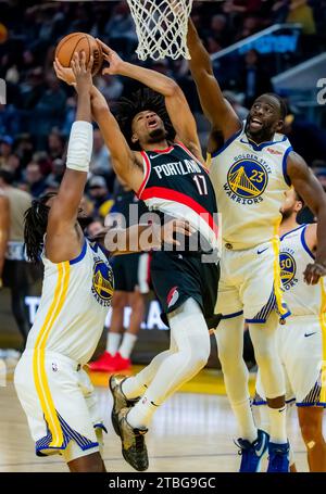 San Francisco, USA. Dezember 2023. Shaedon Sharpe (C) von Portland Trail Blazers schießt den Ball während des NBA-Basketballspiels gegen Golden State Warriors in San Francisco, USA, am 6. Dezember 2023. Quelle: Dong Xudong/Xinhua/Alamy Live News Stockfoto