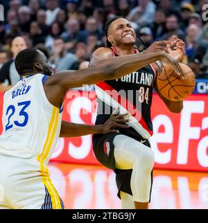 San Francisco, USA. Dezember 2023. Jabari Walker (R) von Portland Trail Blazers wird während des NBA-Basketballspiels gegen Golden State Warriors in San Francisco, USA, am 6. Dezember 2023 blockiert. Quelle: Dong Xudong/Xinhua/Alamy Live News Stockfoto