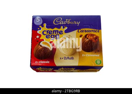 Schachtel Cadbury Creme Ei gemischt klassische weiß & Karamell Creme Eier 5er Packung Cadburys isoliert auf weißem Hintergrund Stockfoto