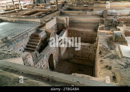 Ruinen der arabischen Festung Alcazaba in der spanischen Stadt Mérida, mit Granitmauern, Blöcken und einer Zisterne. Sonniger Tag. Stockfoto