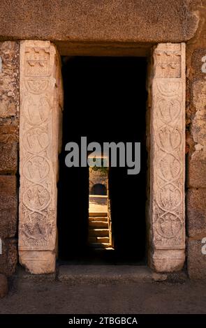 Eingangstür mit Marmorsäulen mit Blumenmotiven zur römischen Zisterne in der arabischen Alcazaba von Mérida, Extremadura. Spanien. Stockfoto