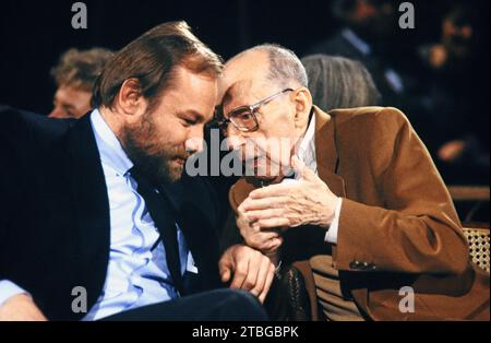 Europäischer Filmpreis 1988 in Berlin, Preisträger Klaus Maria Brandauer und Curt Bois im Gespräch. Brandauer erhält den Felix Filmpreis als Bester Darsteller für seine Rolle als Hanussen, Bois als Bester Nebendarsteller für seine Rolle als Homer im Wenders Film: Der Himmel über Berlin. Stockfoto