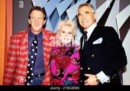 Punkt Punkt Punkt Punkt, SAT 1-Rateshow mit Mike Krüger, hier mit den prominenten Gäste: Filmstar Zsa Zsa Gabor und Ehemann Frederic Prinz von Anhalt, um 1995. Stockfoto